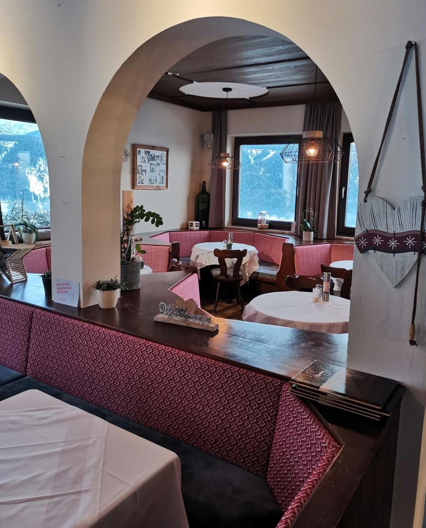 Hotel Pariente ชลัดมิง ภายนอก รูปภาพ